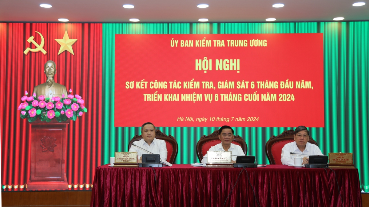 Chủ nhiệm Ủy ban Kiểm tra Trung ương Trần Cẩm Tú và các Phó Chủ nhiệm Ủy ban tại hội nghị.