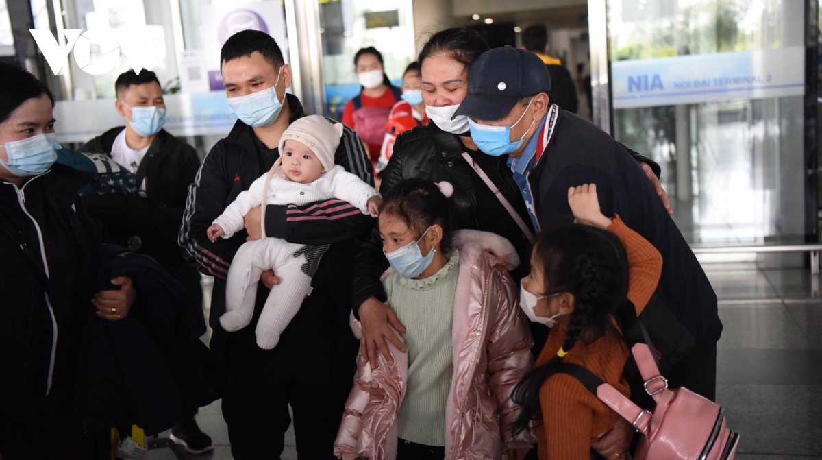 Vào lúc 11h30 trưa qua (8/3), chuyến bay sơ tán công dân Việt Nam đầu tiên mang số hiệu VN88 của Vietnam Airlines chở 287 khách, trong đó có 14 trẻ sơ sinh từ Bucharest (Romania) đã về đến Hà Nội.