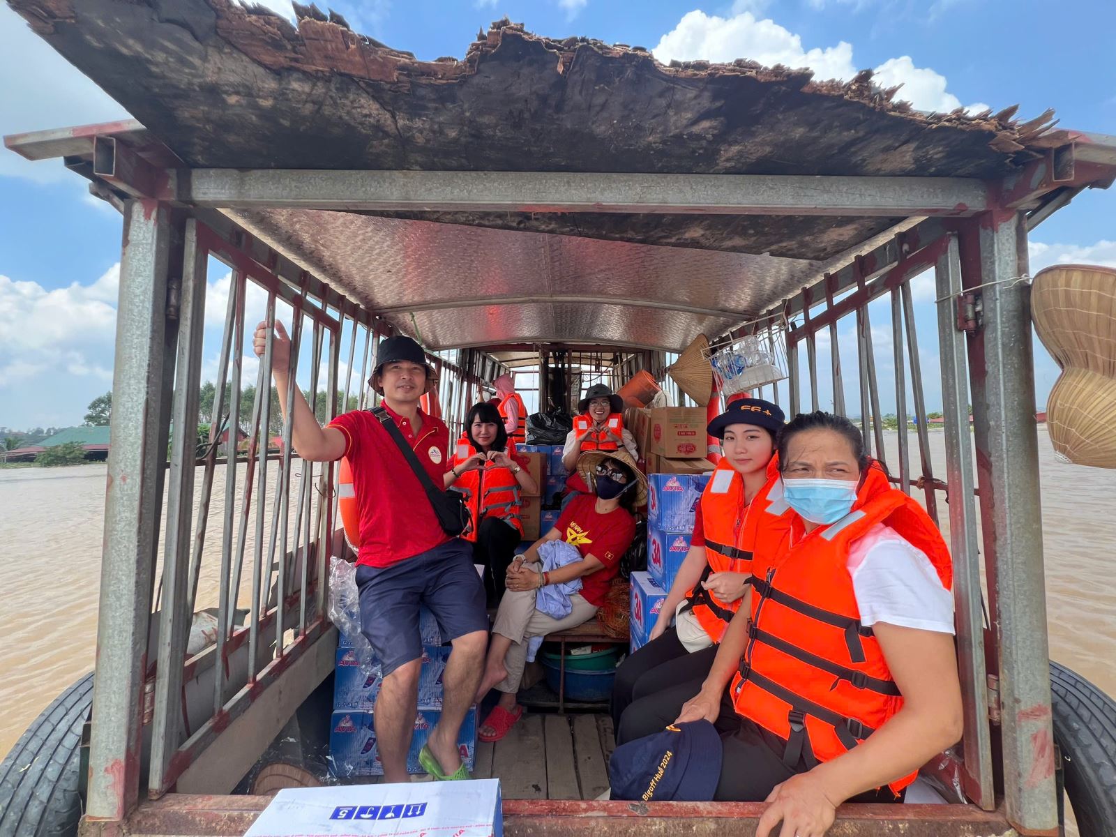 Trong thiên tai, hỏa hoạn, tinh thần đoàn kết, tương thân, tương ái của người dân Việt Nam càng được phát huy mạnh mẽ. 