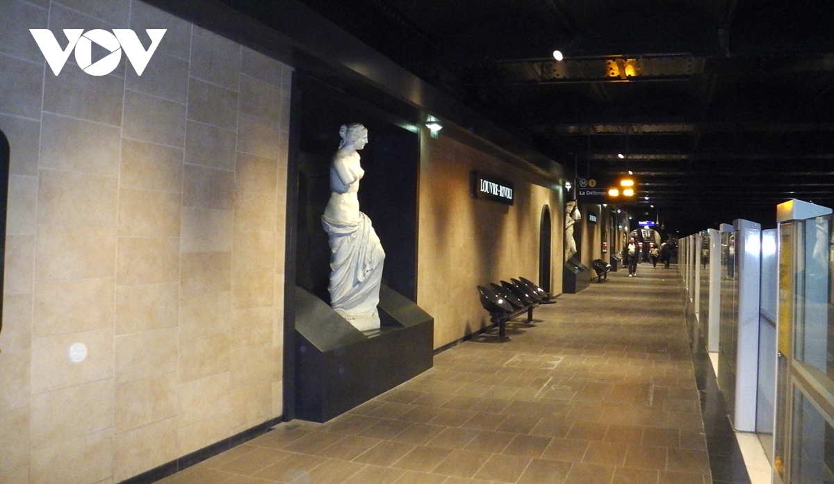 Trạm dừng metro tham quan Bảo tàng Louvre của Pháp. (Ảnh: T.D))