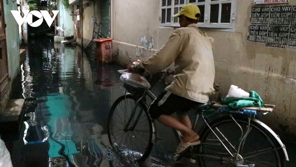 Sau mỗi đợt triều cường, nước đọng lại đến vài ngày gây ảnh hưởng sinh hoạt của người dân. (Ảnh Ngọc Anh)