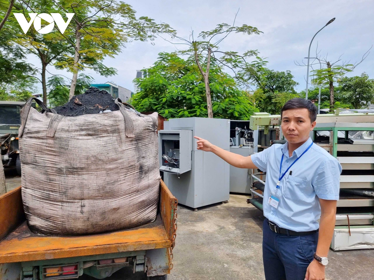 Ông Nguyễn Công Đoàn – Phó Chủ tịch UBND xã Văn Môn chỉ rõ phương tiện đổ trộm chất thải nguy hại ra môi trường bị lực lượng chức năng thu giữ