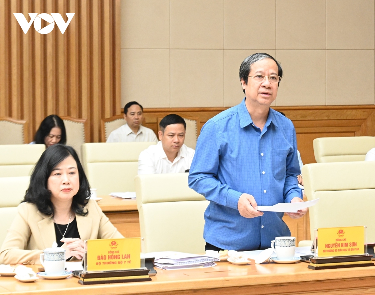 Bộ trưởng Giáo dục và Đào tạo Nguyễn Kim Sơn nêu ý kiến tại cuộc họp.