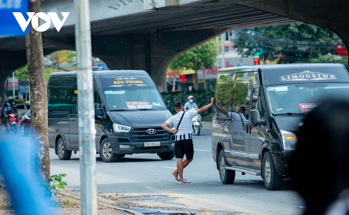 Xe limousine núp bóng xe du lịch, xe hợp đồng hoành hành nhiều tuyến phố của Hà Nội.