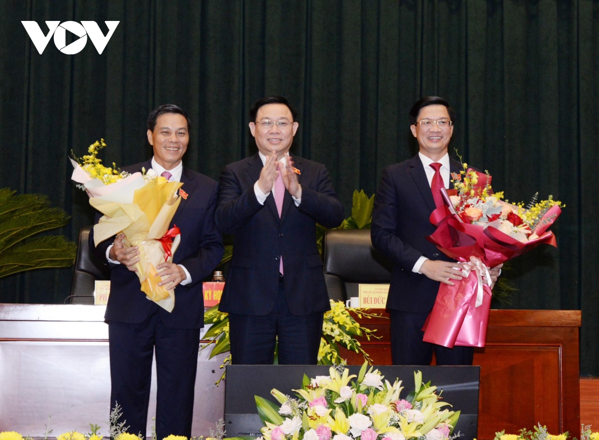 Chủ tịch Quốc hội Vương Đình Huệ tặng hoa chúc mừng ông Phạm Văn Lập và ông Nguyễn Văn Tùng.