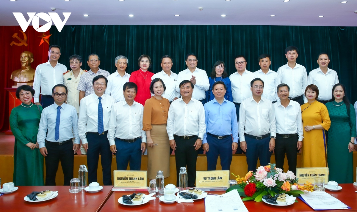 Thủ tướng Phạm Minh Chính chụp ảnh với Ban Chấp hành Hội Nhà báo Việt Nam.