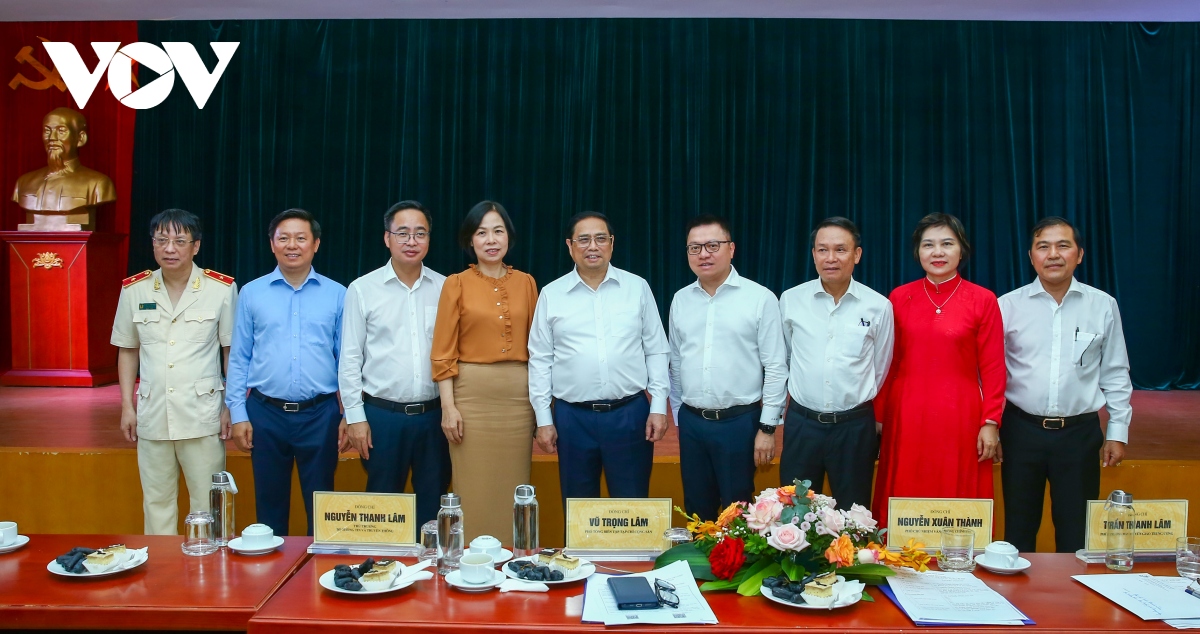 Thủ tướng chụp ảnh với Đảng đoàn Hội Nhà báo Việt Nam và lãnh đạo cơ quan báo chí.