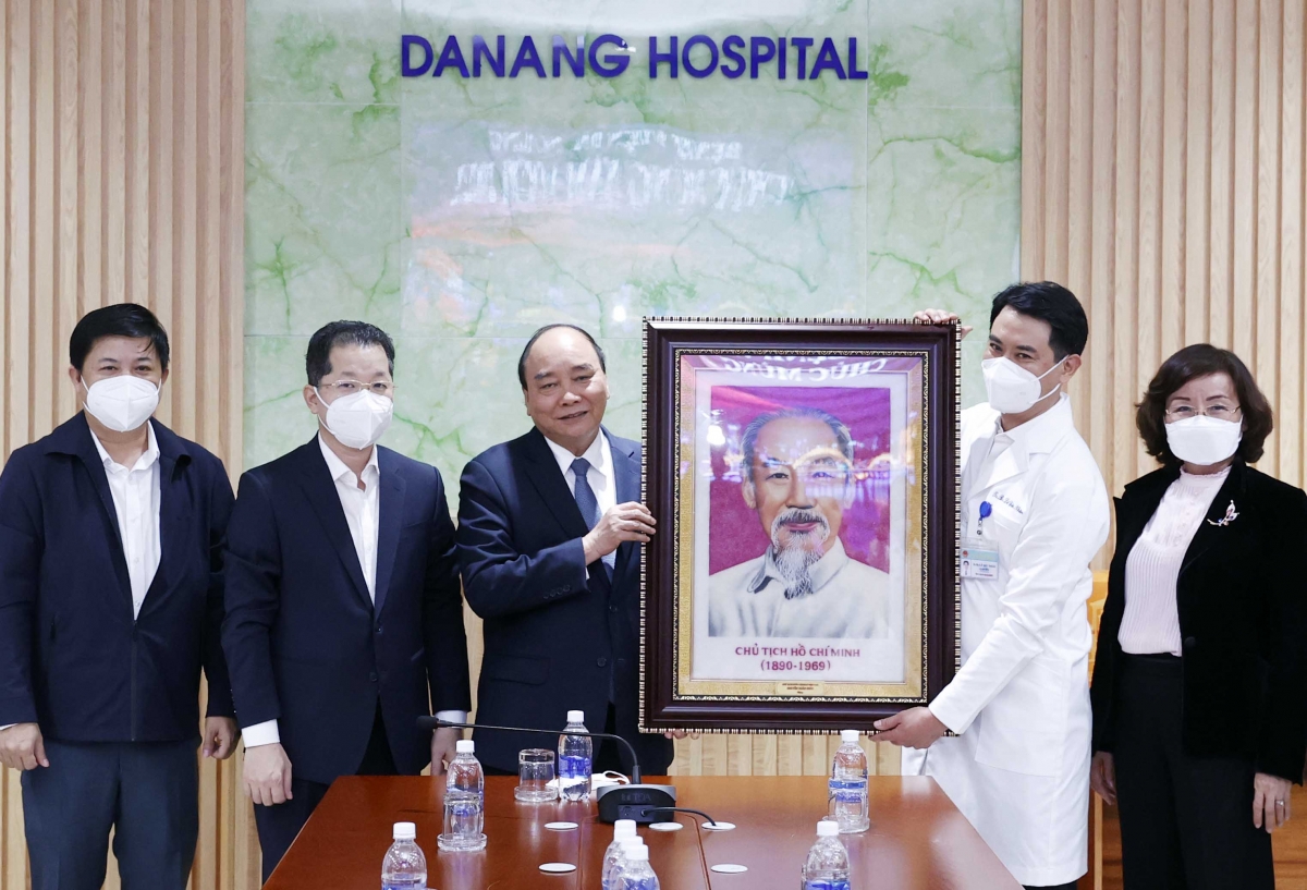 Chủ tịch nước tặng quà các y bác sĩ Bệnh viện Đà Nẵng.