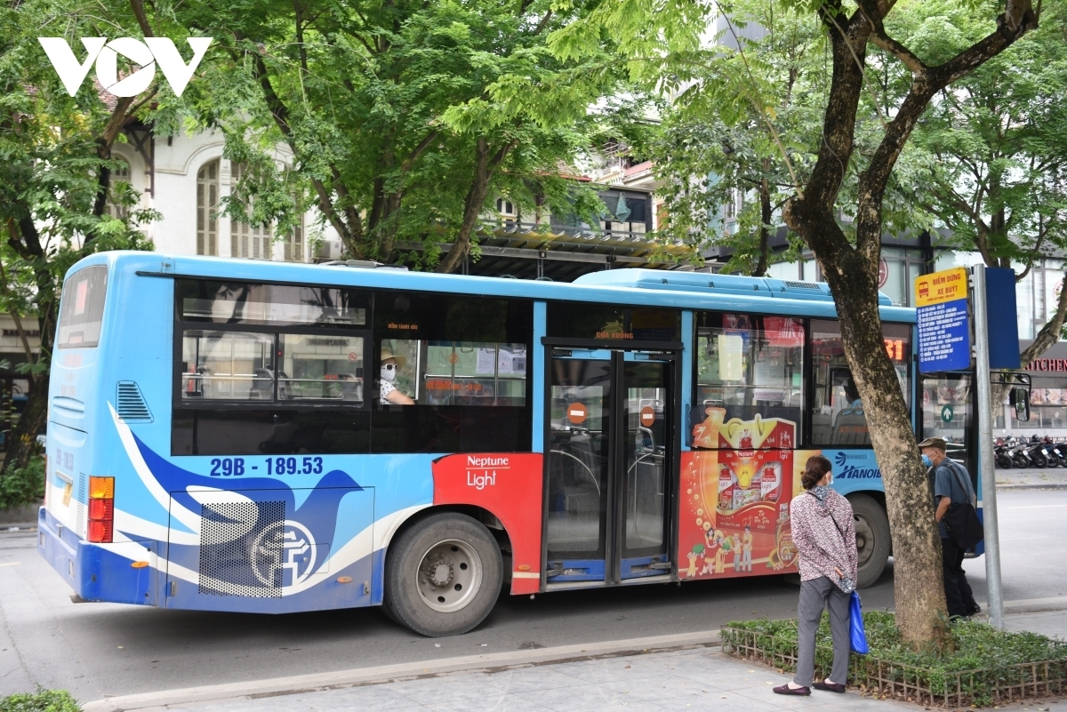 Xe buýt Hà Nội có trợ giá được giảm tần suất chạy dựa trên nhu cầu đi lại của người dân trước ảnh hưởng của dịch Covid-19.
