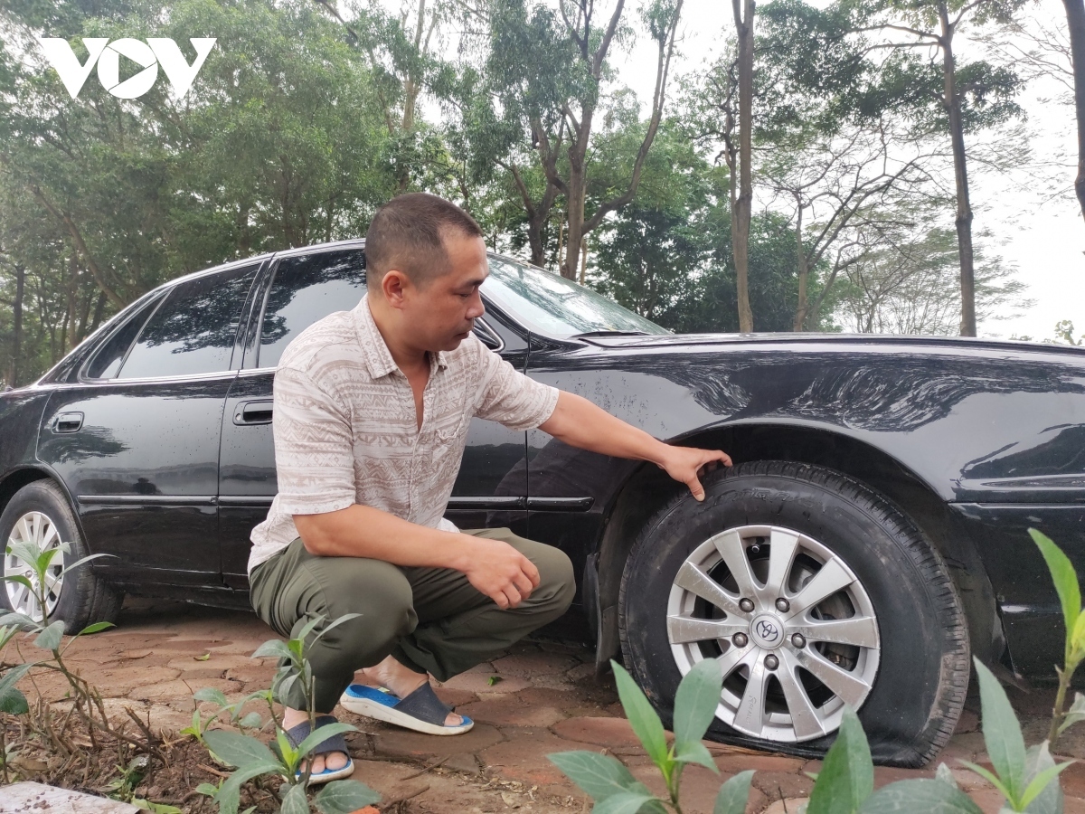 Hàng loạt xe ô tô để ở vỉa hè hồ Linh Đàm bị kẻ gian chọc thủng lốp.