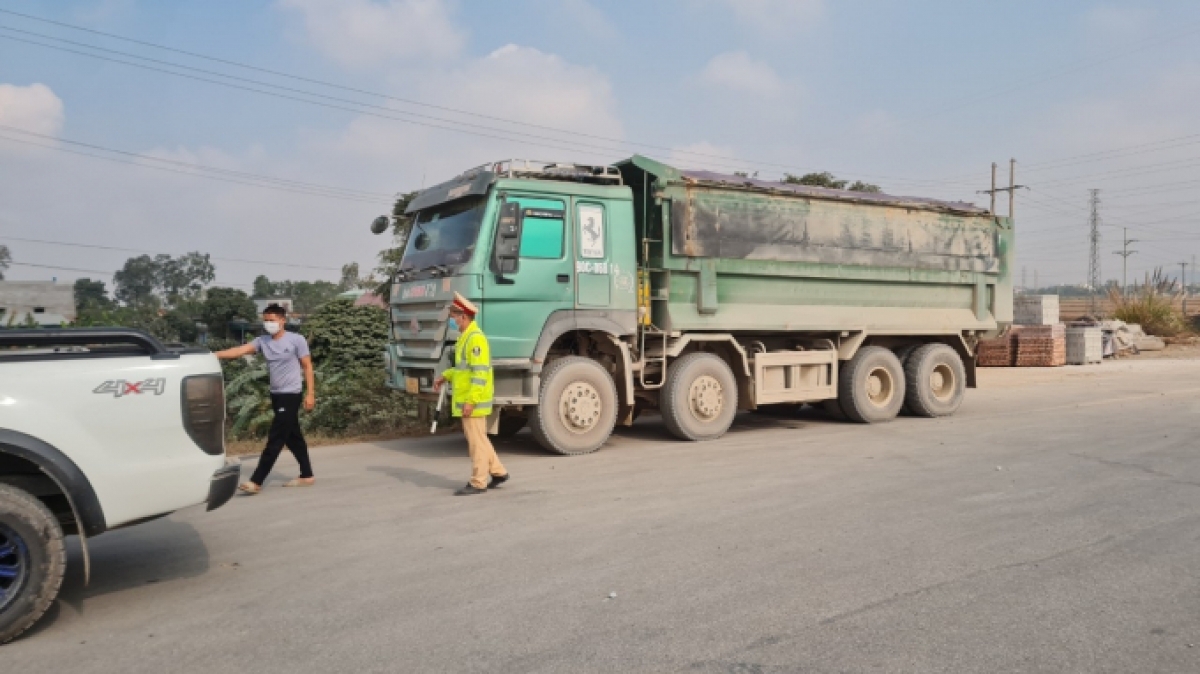 Xe tải BKS: 90C-048.47 và 18H-000.82 chở quá tải trên 150% khi 2 phương tiện này đang lưu thông trên tỉnh lộ 495B, đoạn qua cổng nhà máy Xi măng Xuân Thành (xã Thanh Nghị).