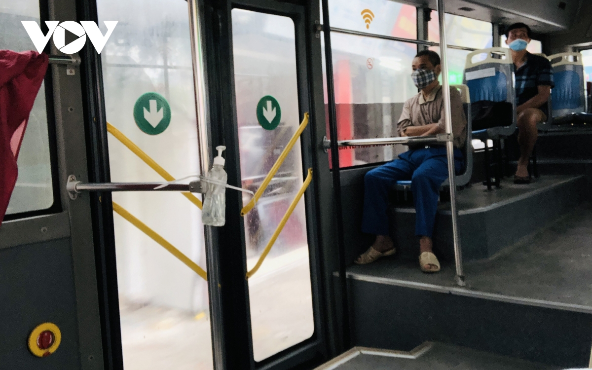Hà Nội áp dụng thẻ xanh/thẻ vàng Covid cho hành khách đi xe buýt.