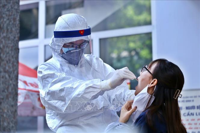 Hà Nội kêu gọi người dân đẩy mạnh khai báo y tế qua các ứng dụng khi có biểu hiện ho, sốt.