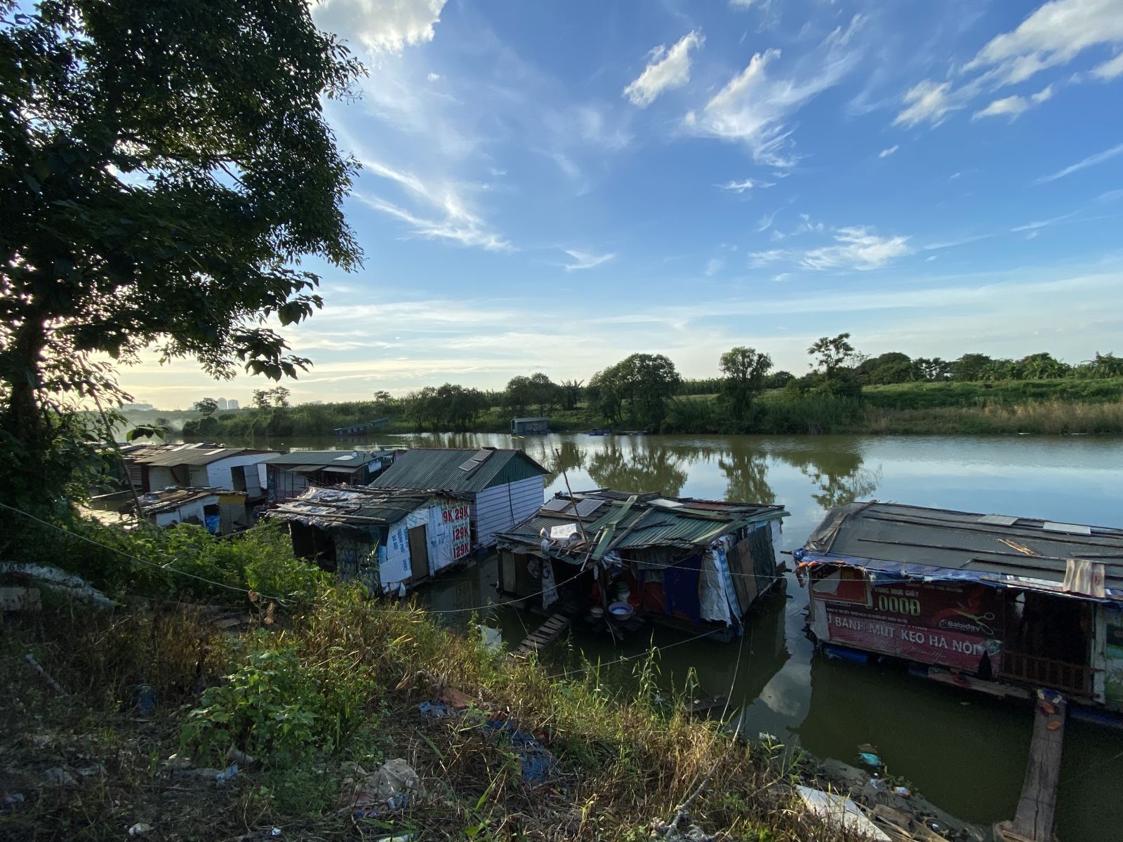 Xóm ngụ cư nghèo dưới chân cầu Long Biên, Hà Nội.