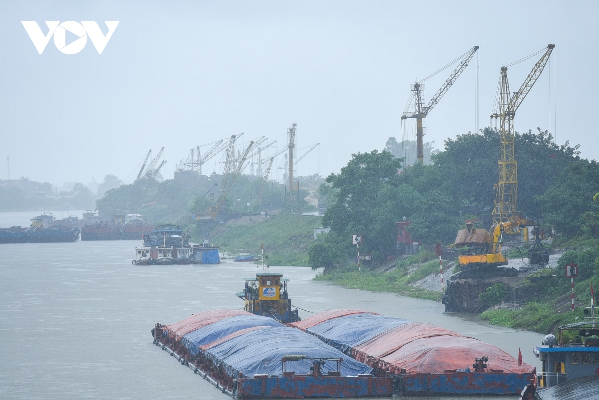 Các tàu thuyền, bến bãi neo đậu tại cầu Như Nguyệt (Bắc Giang).