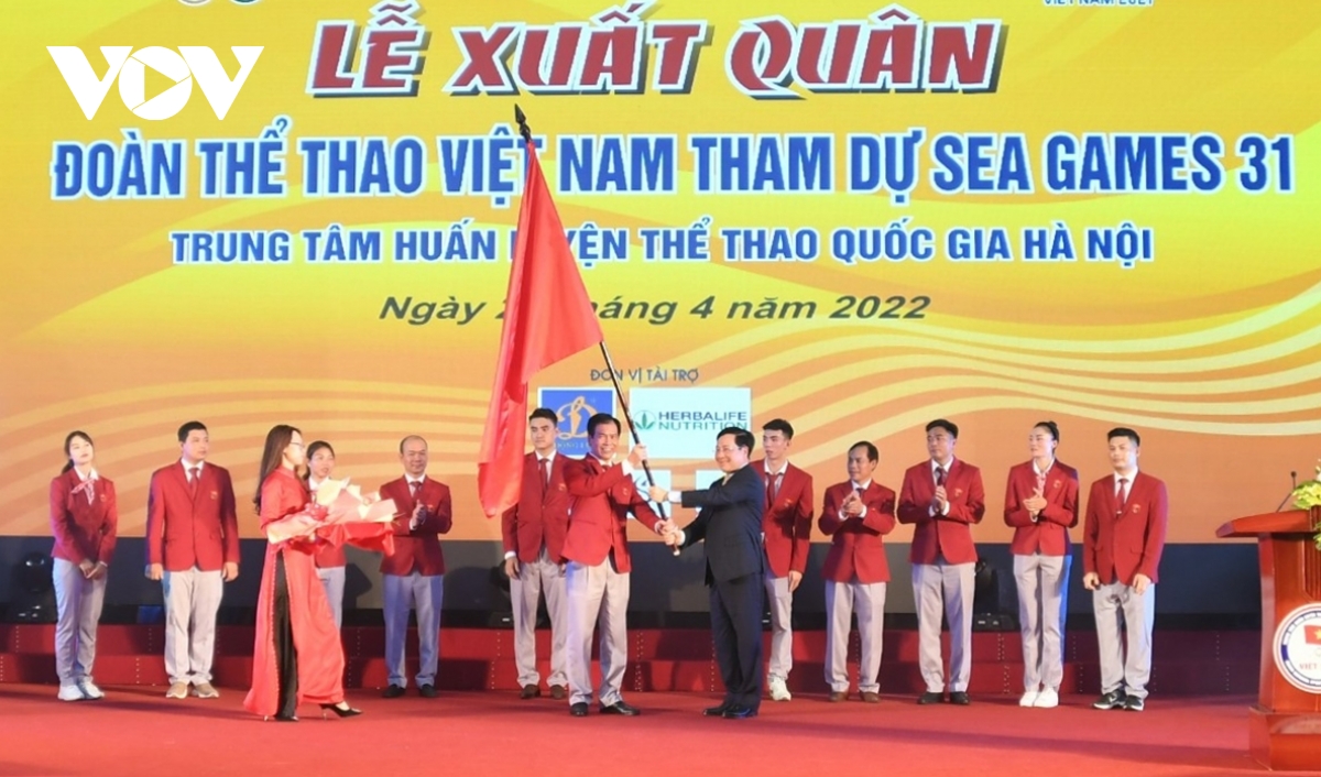 Phó Thủ tướng Phạm Bình Minh trao cờ cho Trưởng Đoàn Thể thao Việt Nam Trần Đức Phấn. (Ảnh: Dương Thuật)