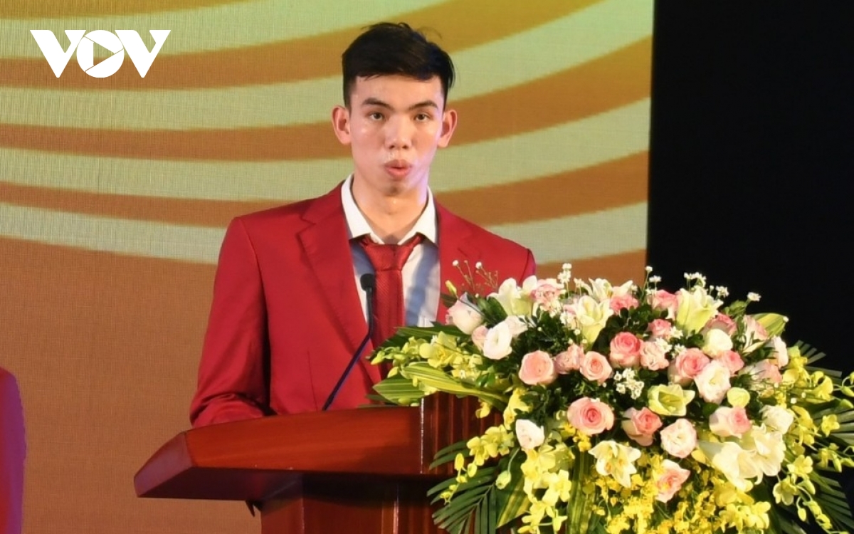 Kình ngư Nguyễn Huy Hoàng thay mặt các VĐV Việt Nam tham dự SEA Games 31 chia sẻ cảm xúc. (Ảnh: Dương Thuật)