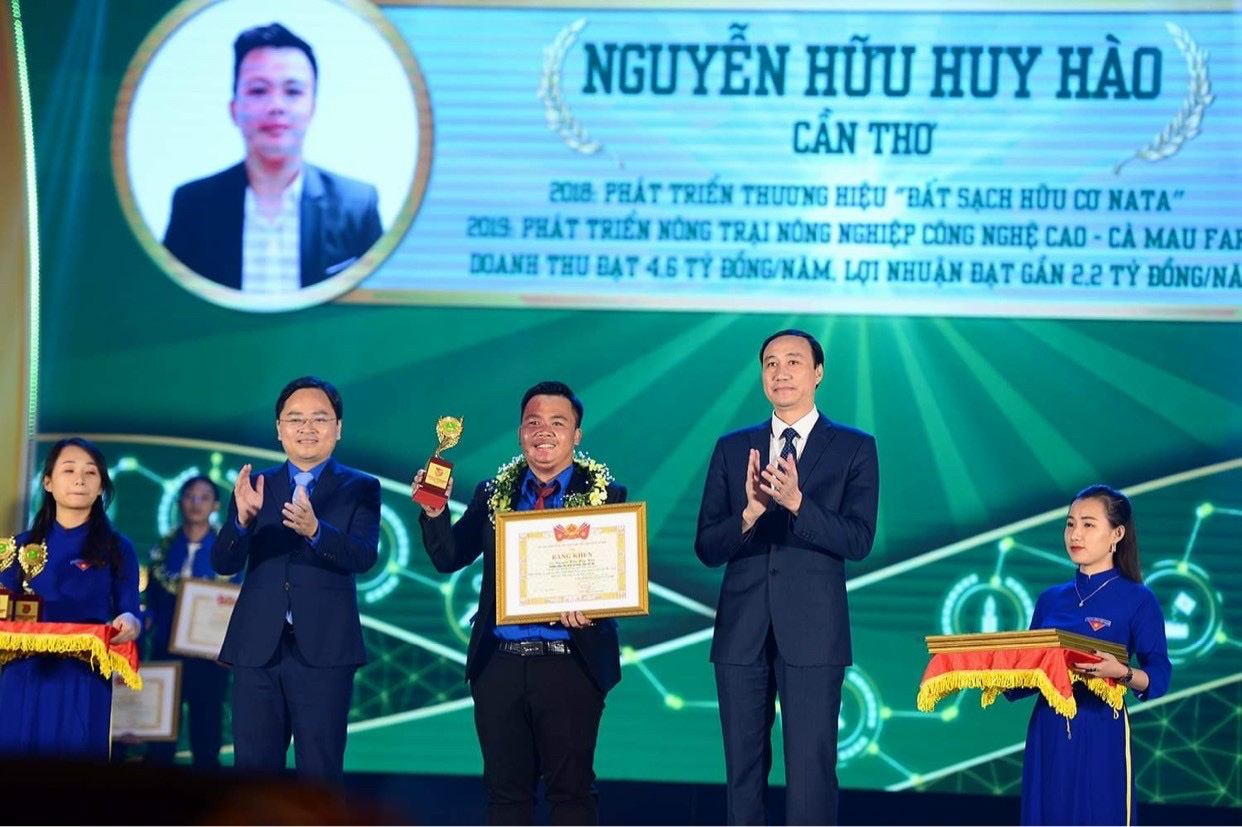 Với sản phẩm bùn vi sinh có ích cho cây trồng, Nguyễn Hữu Huy Hào đã đoạt giải nhì cuộc thi sáng tạo khởi nghiệp của sinh viên toàn quốc năm 2016.