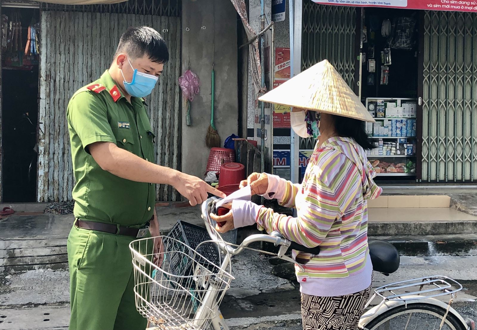 Nhờ sự tận tâm của lực lượng Công an TP Cần Thơ mà người dân nơi đây có ý thức hơn trong đi lại, sinh hoạt mùa dịch.