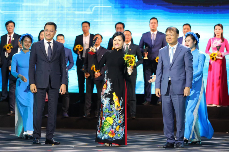 Bà Trần Uyên Phương, Phó Tổng Giám đốc Tập đoàn Tân Hiệp Phát tại lễ  vinh danh