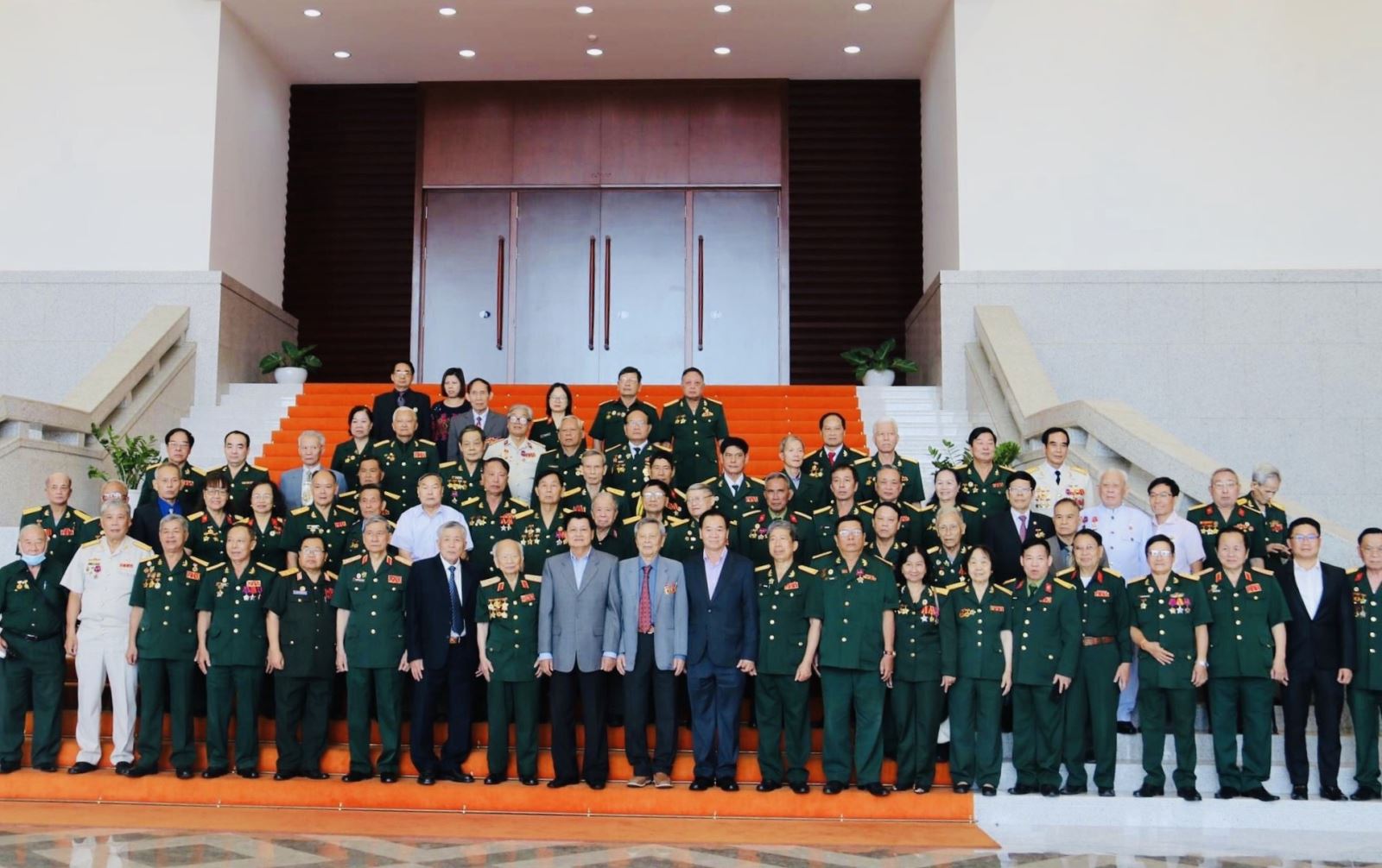 Tổng Bí thư Đảng NDCM Lào, Chủ tịch nước CHDCND Lào Thongloun Sisulith tiếp Đoàn đại biểu Quân tình nguyên và chuyên gia Việt Nam tại Lào.