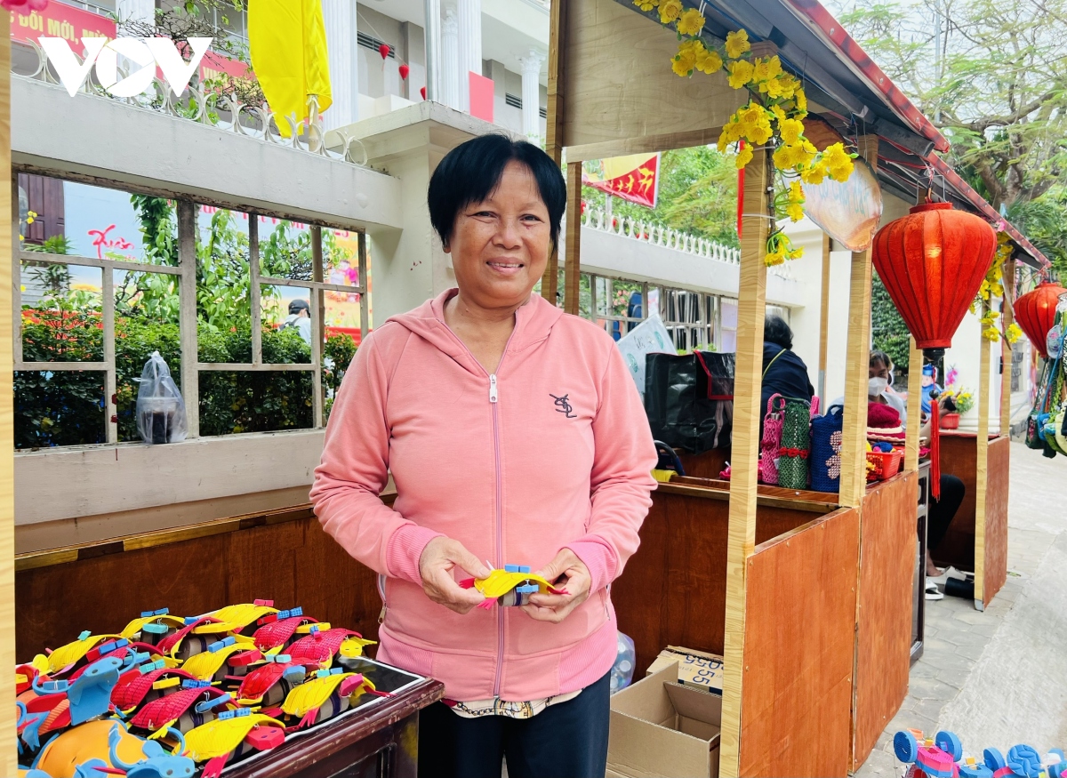 Bà Phan Thị Thu Thủy, ở quận Bình Thủy hơn 20 năm làm và bán đồ chơi dân gian tại địa bàn Cần Thơ.