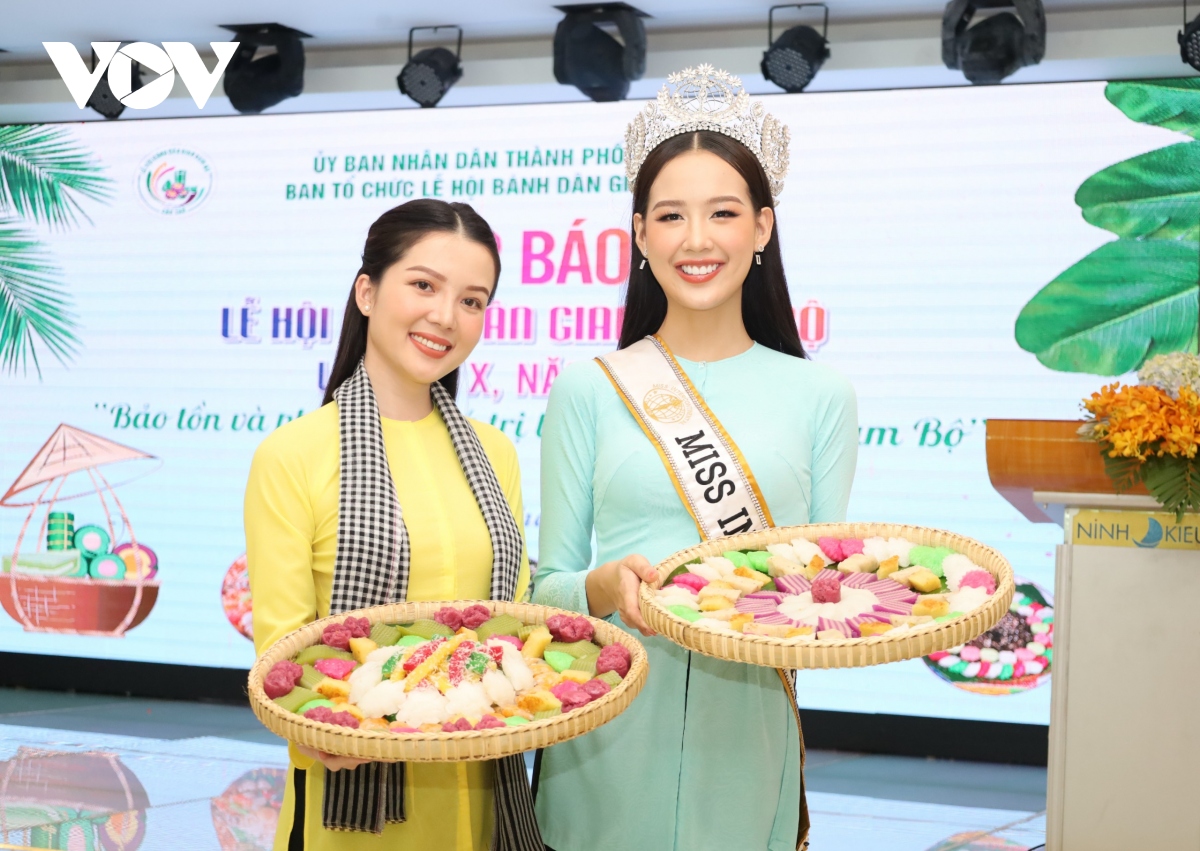Miss Intercontinental (Hoa hậu Liên lục địa) Lê Nguyễn Bảo Ngọc (áo xanh) là Đại sứ của Lễ hội Bánh dân gian Nam Bộ lần thứ X năm 2023 tại Cần Thơ.