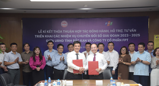 Ông Nguyễn Đăng Bình, Phó Bí thư Tỉnh ủy, Chủ tịch UBND tỉnh Bắc Kạn ký kết hợp tác với ông Nguyễn Văn Khoa, Tổng giám đốc Tập đoàn FPT.   