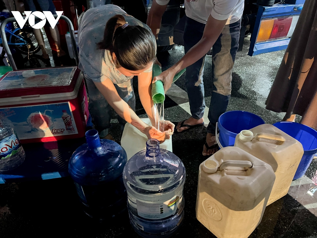 Cư dân khu đô thị Thanh Hà xếp hàng cả đêm chờ nhận được số nước ít ỏi phục vụ nhu cầu hàng ngày.