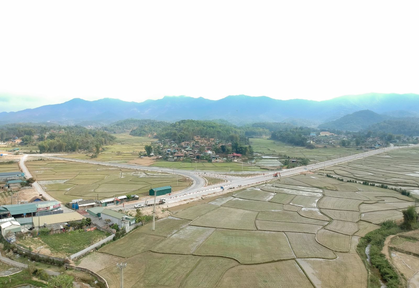 Bản làng Mường Phăng ngày mới.